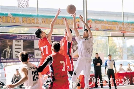 球員在賽事收官戰(zhàn)中拼盡全力、賽出風(fēng)采。
