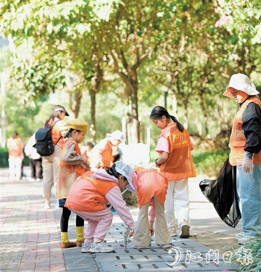 江門市范羅岡小學(xué)家長志愿服務(wù)隊通過“大手拉小手”的形式，在范羅岡小學(xué)濱江校區(qū)周邊開展全方位清潔巡查。