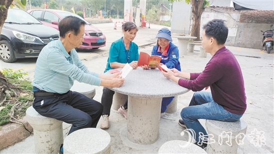 牛江鎮(zhèn)人大代表向群眾發(fā)放憲法宣傳冊，為他們答疑解惑。