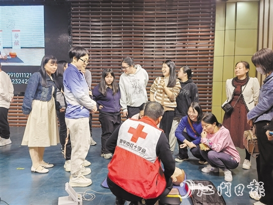 培訓導師圍繞心肺復蘇和AED設(shè)備的聯(lián)合使用等急救知識技能進行授課，對操作技術(shù)要領(lǐng)進行詳細講解和同步示范。