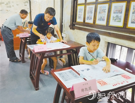 學(xué)生在“青少年學(xué)堂”舉辦的培訓(xùn)班上學(xué)習(xí)書法。