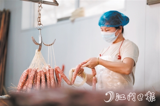 工人加緊制作臘味，應(yīng)付接踵而來的訂單。
