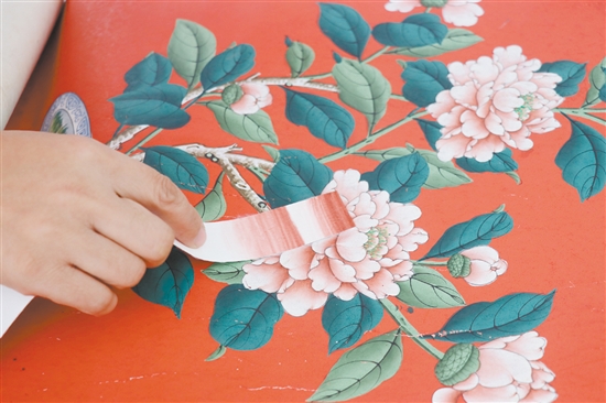 調(diào)色師在比對顏色，差一點都不行。