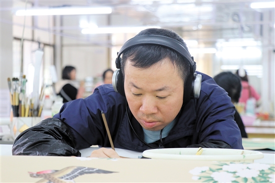 畫師戴著耳機，可以讓精神更專注。（受訪者供圖）