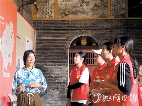 “行走中的黨課”讓學(xué)習(xí)形式“活”起來、“動”起來、“熱”起來。圖為黨員到南村村參觀學(xué)習(xí)。