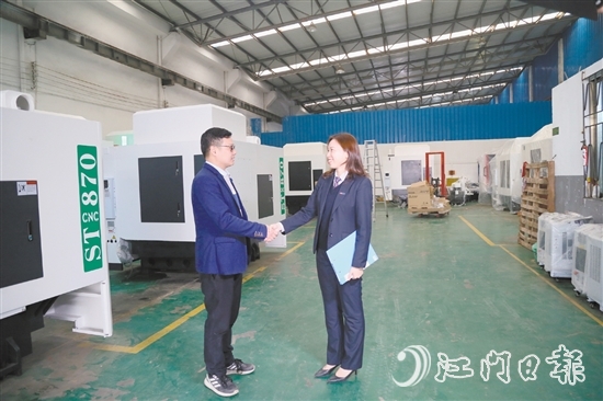 江門農(nóng)商銀行完善科技金融產(chǎn)品體系，積極支持信息技術(shù)、高端制造等戰(zhàn)略性產(chǎn)業(yè)集群建設(shè)。