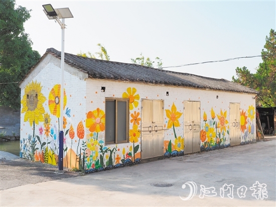 雙橋村發(fā)動返鄉(xiāng)大學生設計獨具雙橋特色的墻繪。