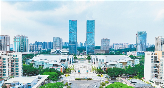 江門不斷優(yōu)化營(yíng)商環(huán)境，吸引更多澳門項(xiàng)目前來(lái)落戶。圖為江門繁榮的商業(yè)圈。