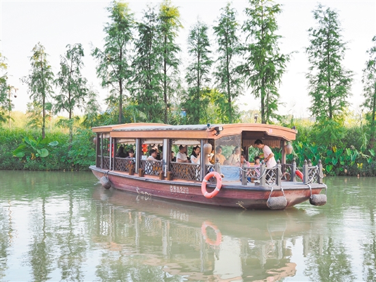 游客在古勞水鄉(xiāng)旅游區(qū)乘坐游船欣賞水鄉(xiāng)風(fēng)景。