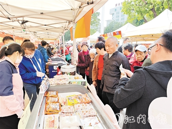 不少市民前來感受傳統(tǒng)節(jié)日氛圍，購買心儀的農(nóng)產(chǎn)品。