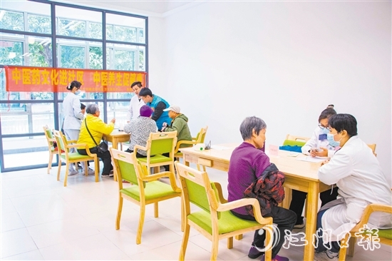 蓬江區(qū)北區(qū)衛(wèi)生院醫(yī)務(wù)人員到甘化社區(qū)居家養(yǎng)老服務(wù)站開展義診活動(dòng)。