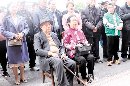 老縣長馮炎攜夫人參加活動。