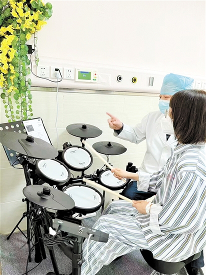 通過樂器互動增進(jìn)患者與醫(yī)護(hù)人員的溝通，幫助患者釋放情緒。