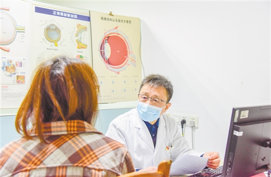 彭超為患者開具處方。