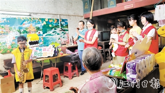 多個文明實踐服務(wù)項目精準對接“一老一小”關(guān)鍵群體的服務(wù)需求，通過匯聚多方力量，為他們送溫暖、送服務(wù)、解難題，繪就一幅幅“朝夕美好”的新畫卷。