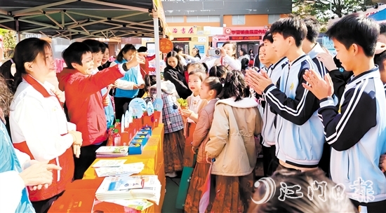 主辦方發(fā)起“讓書香隨綠意流動(dòng)”項(xiàng)目，發(fā)動(dòng)市民捐贈(zèng)家中閑置書籍。