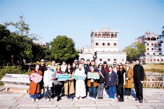 國(guó)際旅行商、旅行達(dá)人在開平自力村碉樓群景區(qū)合影留念。