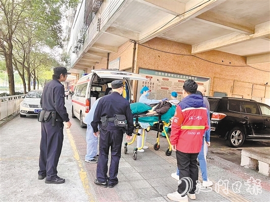 網(wǎng)格員協(xié)助醫(yī)護(hù)人員救助突發(fā)意外的老人。