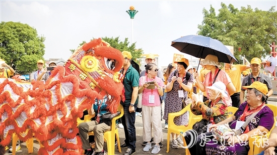 250多名懇親代表參加家鄉(xiāng)游觀光活動，暢敘鄉(xiāng)情。