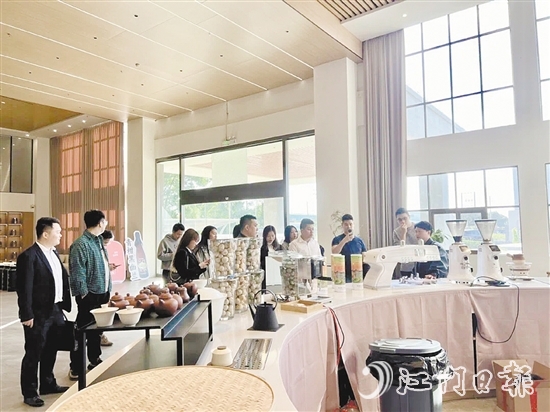 港澳青年參觀臺(tái)山企業(yè)，了解臺(tái)山經(jīng)濟(jì)發(fā)展?fàn)顩r和青年創(chuàng)業(yè)環(huán)境。