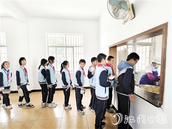 汶村鎮(zhèn)中心小學飯?zhí)媒?jīng)過改造，改善了學生的用餐環(huán)境。