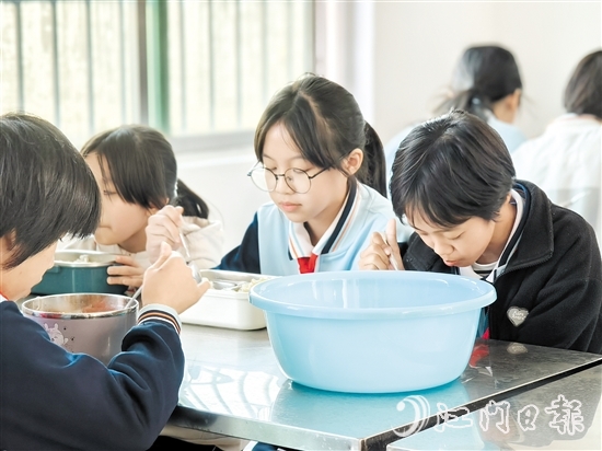 汶村鎮(zhèn)中心小學飯?zhí)酶脑旌笮略隽俗雷?，解決了座位嚴重不足問題。