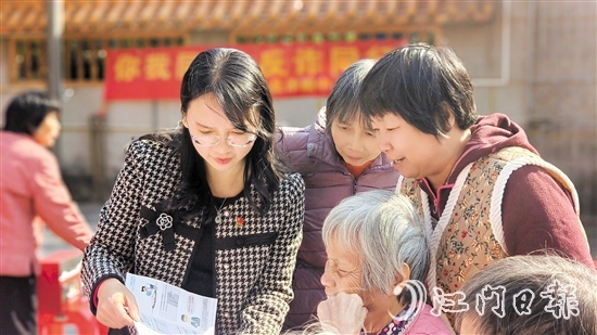 宣傳人員向村民普及金融知識(shí)。