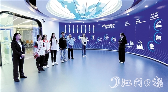 江門海目星的激光設(shè)備融入了工業(yè)機(jī)器人、數(shù)控機(jī)床、5G等技術(shù)，可以在部分流程實(shí)現(xiàn)全自動(dòng)化生產(chǎn)。