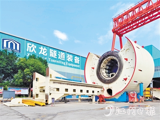 鶴山營商環(huán)境持續(xù)向好，提振了企業(yè)發(fā)展信心，產業(yè)新賽道越走越寬。圖為廣東欣龍隧道裝備股份有限公司。