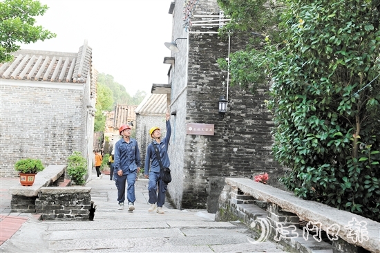 鶴山供電局大力提升新時(shí)代鄉(xiāng)村電氣化水平。圖為供電人員在雅瑤鎮(zhèn)陳山村開(kāi)展日常巡檢工作。