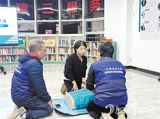 志愿者們利用模擬人進(jìn)行現(xiàn)場演示，并指導(dǎo)居民進(jìn)行實(shí)操訓(xùn)練。