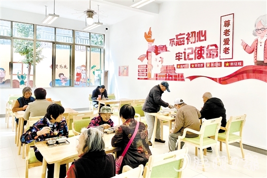 長者在甘化社區(qū)居家養(yǎng)老服務(wù)站就餐。