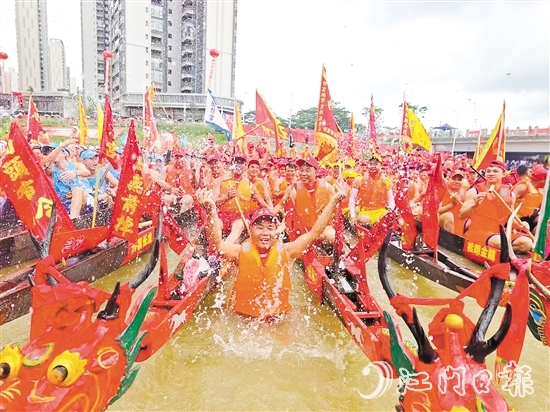 棠下端午龍舟會(huì)現(xiàn)場(chǎng)熱鬧非凡。