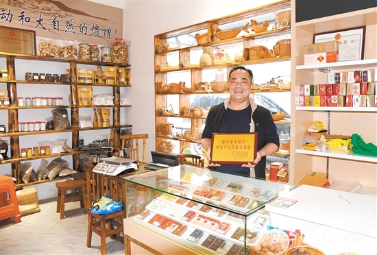 在恩平煙草的指導幫助下，升級改造后的農網煙草零售商鋪面貌煥然一新。