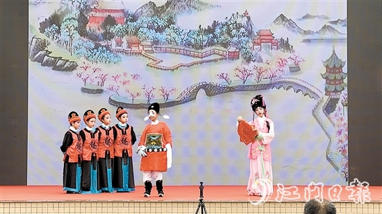 “小小紅豆班”小學(xué)員表演粵劇折子戲《春草鬧堂之上路》。