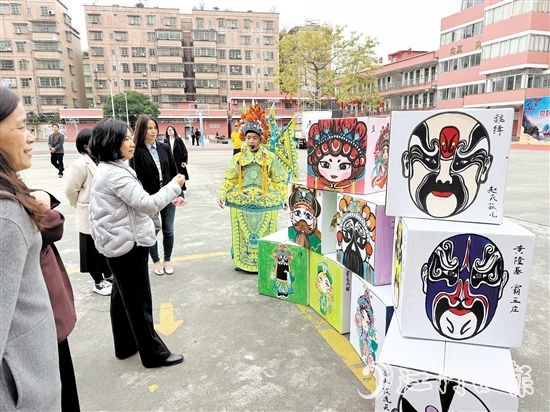 “小小紅豆班”小學(xué)員以粵劇扮相介紹粵劇臉譜繪畫作品。