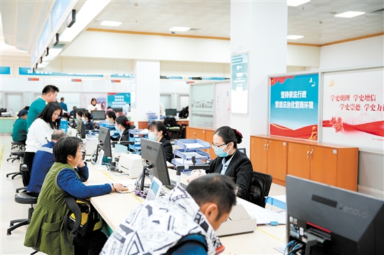 開平市行政服務(wù)中心實(shí)現(xiàn)社保業(yè)務(wù)“一窗通辦”，群眾現(xiàn)場辦事“最多跑一次”。