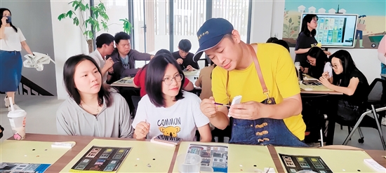 黃蔚（右）指導(dǎo)學(xué)員制作微縮景觀。