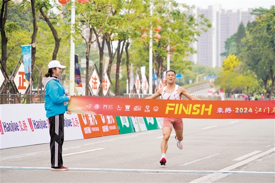 江門馬拉松半程終點(diǎn)設(shè)在江海區(qū)，江海賽道涉及多個(gè)地標(biāo)性區(qū)域。圖為“半馬”第一名選手沖線。郭永樂