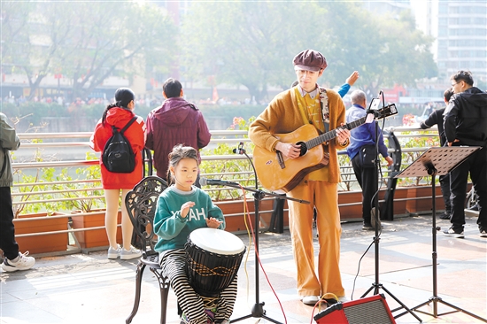 7歲市民候樂儀即興伴奏，表演非洲鼓，現(xiàn)場(chǎng)氣氛熱鬧喜慶。