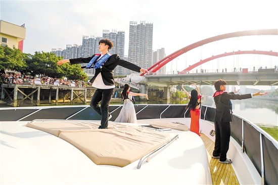活動(dòng)現(xiàn)場(chǎng)，一艘游艇出現(xiàn)在江門河上，飄出悠揚(yáng)的歌聲，船上的演員身著禮服載歌載舞。郭永樂