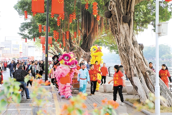 市民游客跟著醒獅一邊巡游，一邊觀賞江門美景。