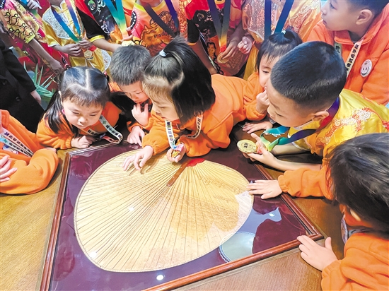 我市“小醒獅”與七臺(tái)河市“冠軍寶寶”參觀葵博園，現(xiàn)場(chǎng)欣賞各種葵藝制品。
