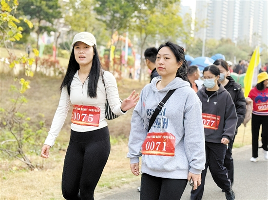 市民健步走迎接新年，傳遞健康和公益的理念。