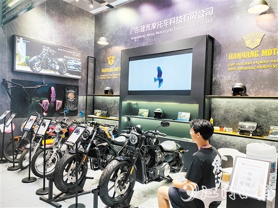 蓬江區(qū)摩托車企業(yè)積極往外拓展市場、尋找出路。圖為第136屆廣交會上的建雅摩托展位。