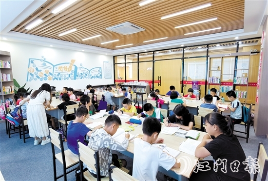 棠下鎮(zhèn)總工會(huì)巧用職工書(shū)屋豐富職工子女寒暑假托管活動(dòng)。