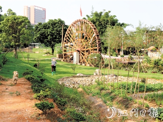 小官田村發(fā)動(dòng)社會(huì)力量投資500多萬(wàn)元打造“綠美吉村”項(xiàng)目，建設(shè)了傳統(tǒng)農(nóng)耕水輪車(chē)、美麗稻田等景觀。