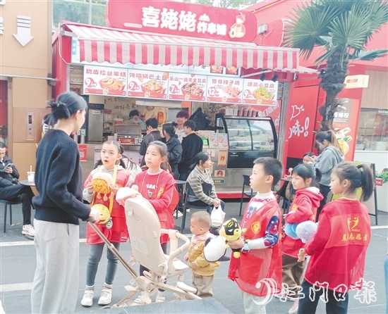 統(tǒng)一身著志愿者服裝的孩子們化身“愛心小掌柜”，向顧客推銷商品。