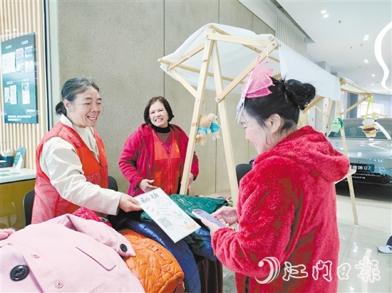 志愿者霞姐的衣物攤位吸引了不少顧客前來選購。