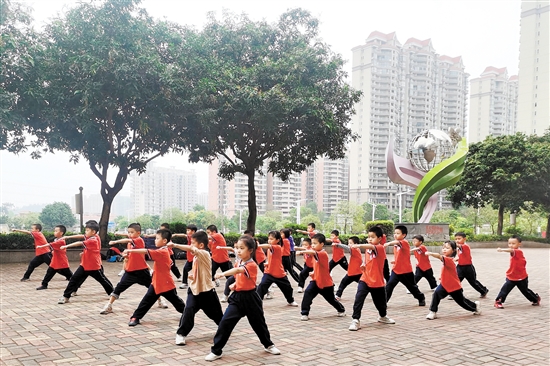 紫茶小學(xué)利用課間開展武術(shù)、軍體拳教學(xué)，引導(dǎo)孩子強(qiáng)身健體。